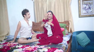 Indian Bihari Bhabhi Fucks Three Guys Infront of Her Hubby Double Anal Video
